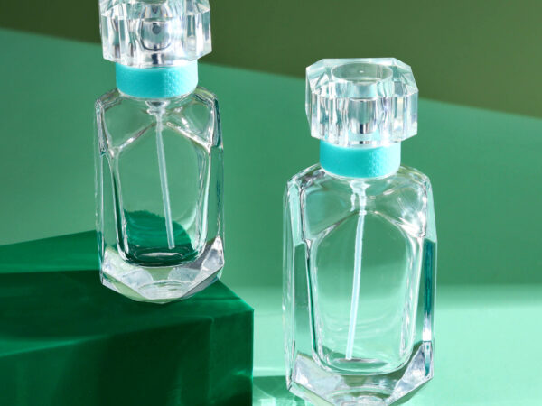 RX018-XB217 faceted polygon glass perfume bottle with clear acrylic cap and gold silver sprayers