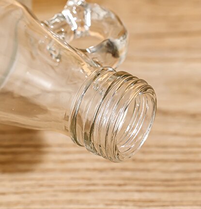 Rounded bottle mouth, smooth and rounded, with no burrs,